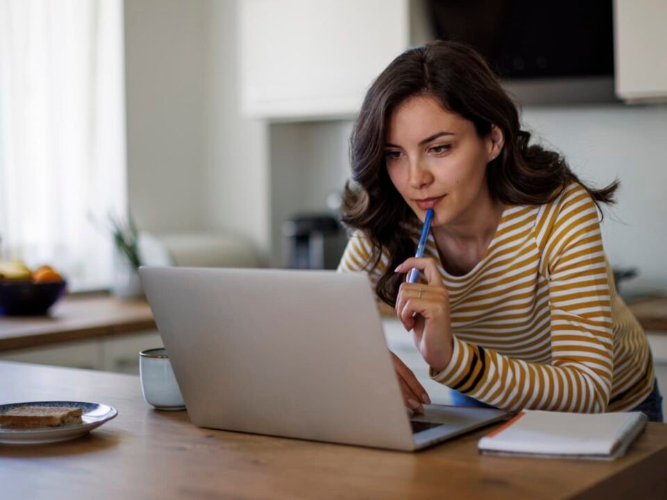 Cash can feel safe, 'but it doesn't grow your wealth,' portfolio strategist says