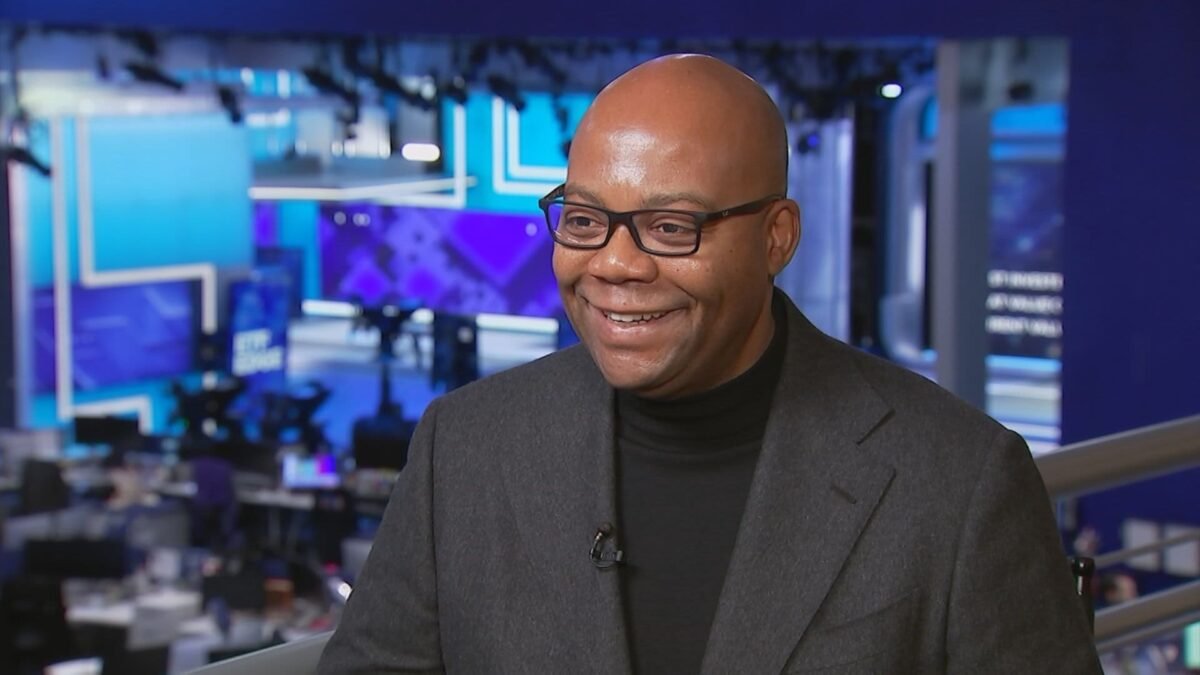 Credit score average masks signs of financial distress: VantageScore